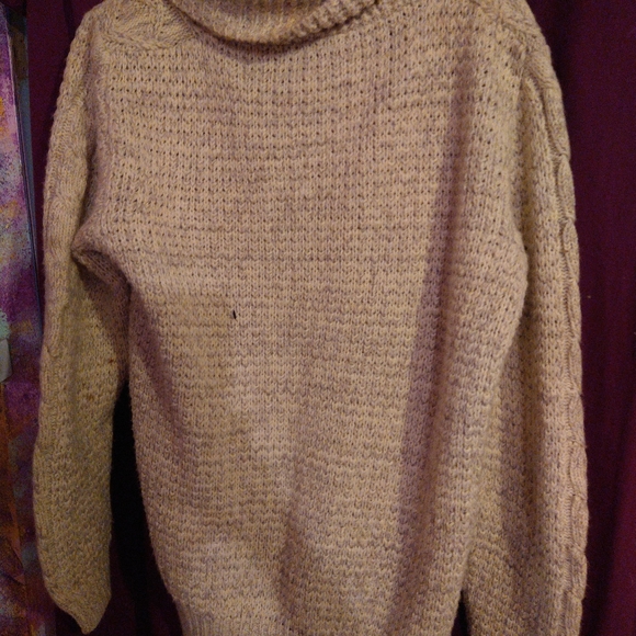 Like new ladies creme colored sweater - Picture 4 of 6